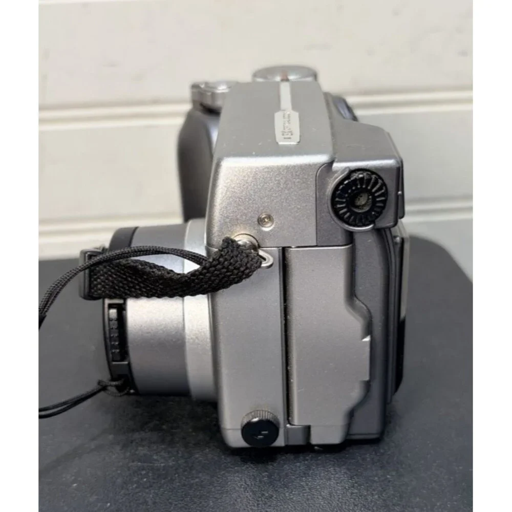 Olympus CAMEDIA C-4000 Zoom 4.0MP Digital Camera Silver W/ Memory Card Tested